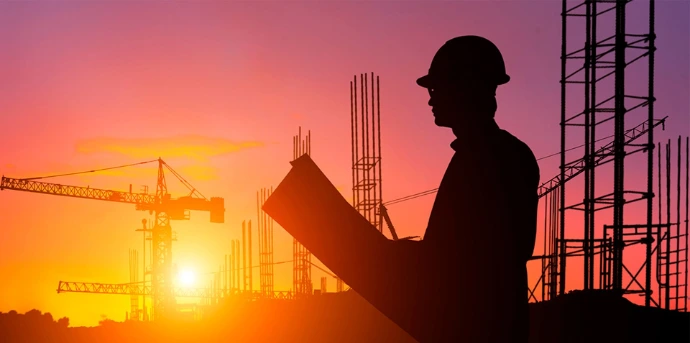 Operario de CEMAN en una obra de infraestructura al atardecer